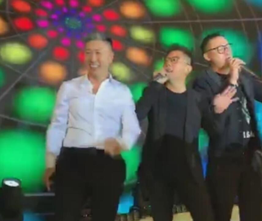 胡海泉台上唱歌