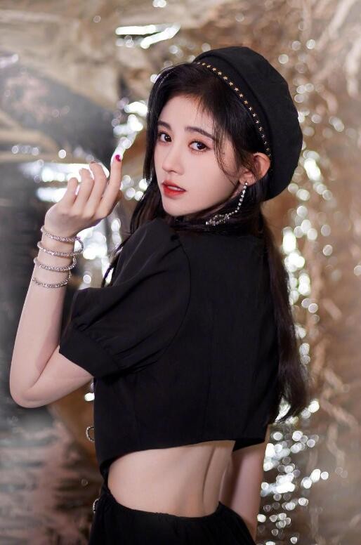 鞠婧祎穿露腰短裙炫腹
