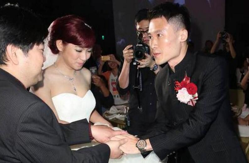 34岁女星米可白突宣离婚