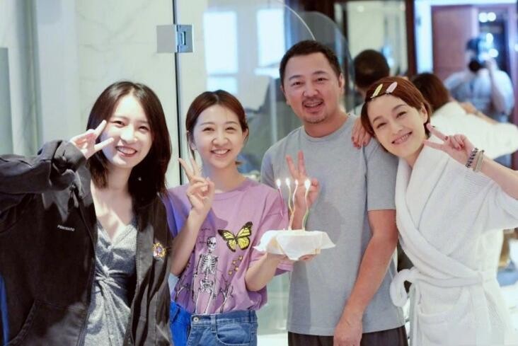 马伊琍为造型师庆生