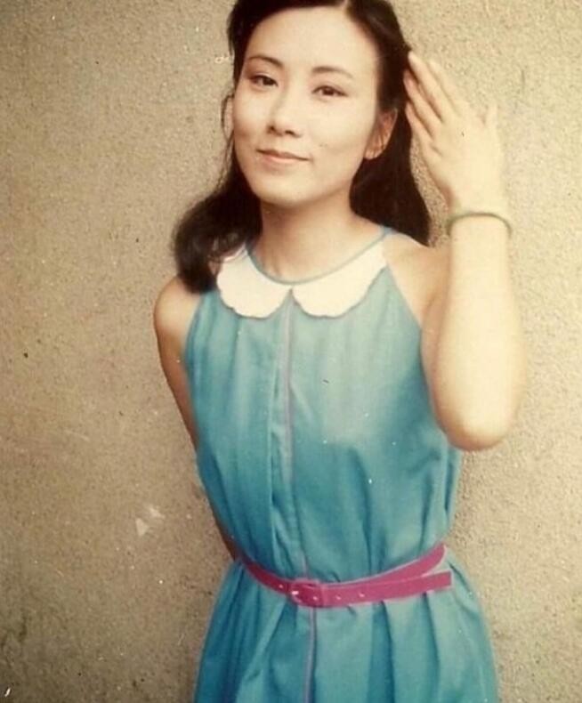 72岁汪明荃晒年轻旧照