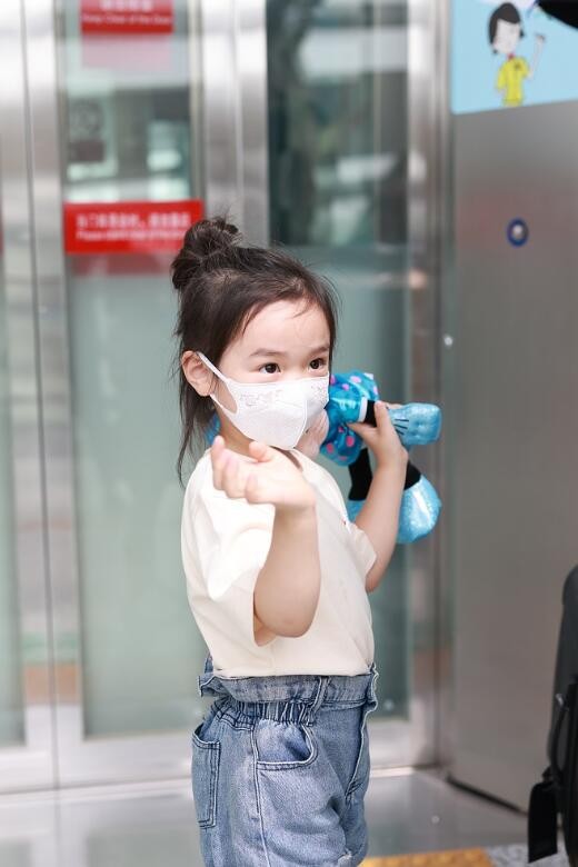 董璇女儿近照