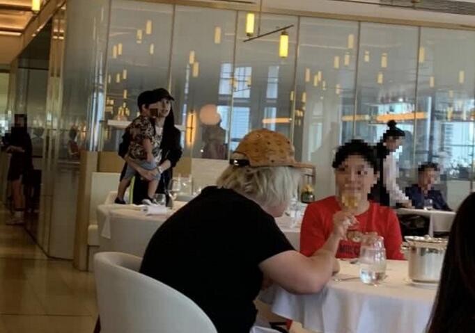 baby带小海绵吃饭