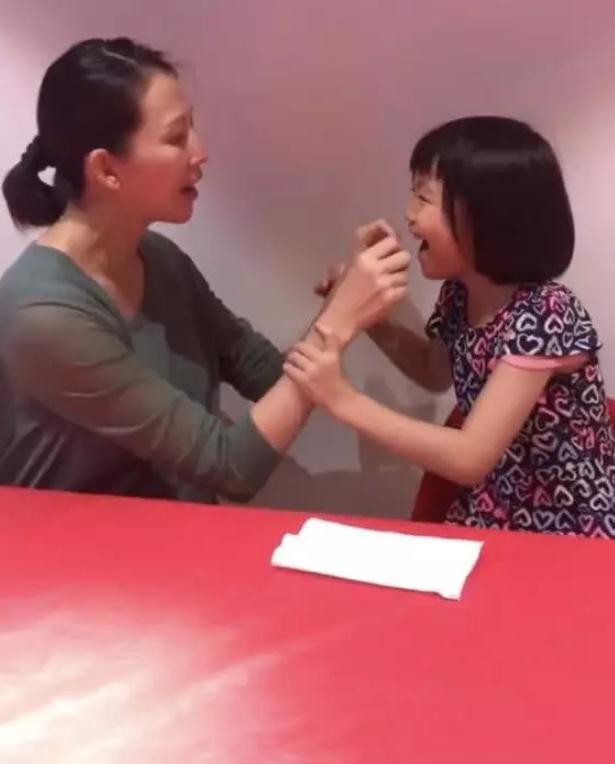 蔡少芬为女儿拔牙