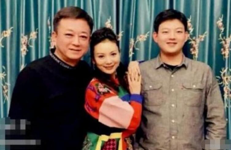 朱军一家三口合照曝光