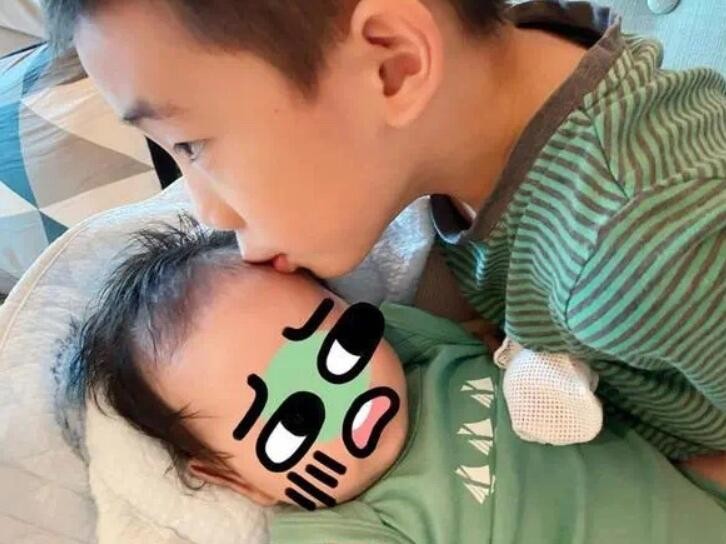 应采儿首晒两儿子同框