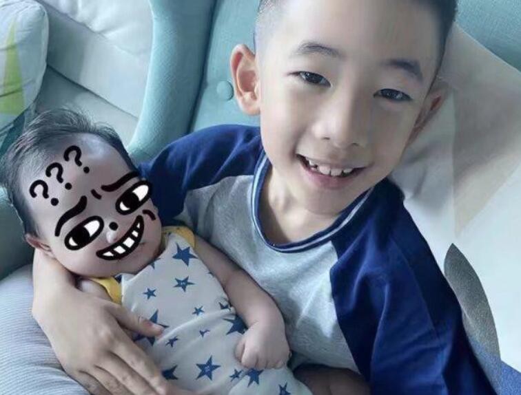 应采儿首晒两儿子同框