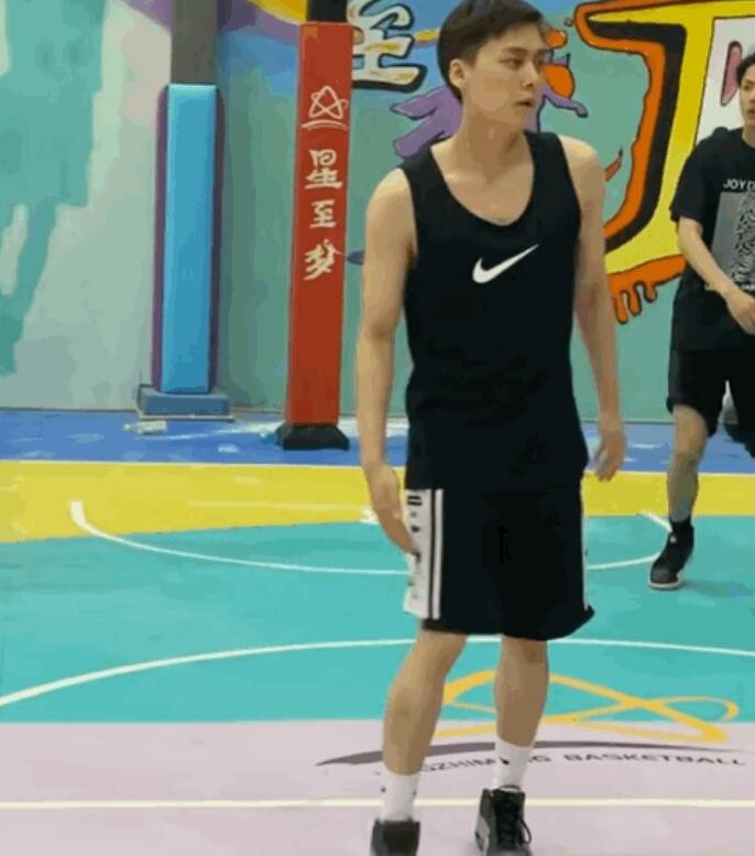 网友偶遇李易峰打篮球