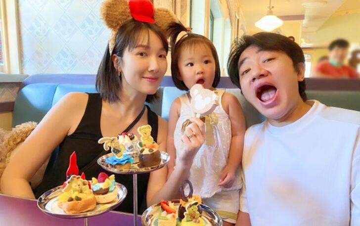 王祖蓝带妻女游迪士尼
