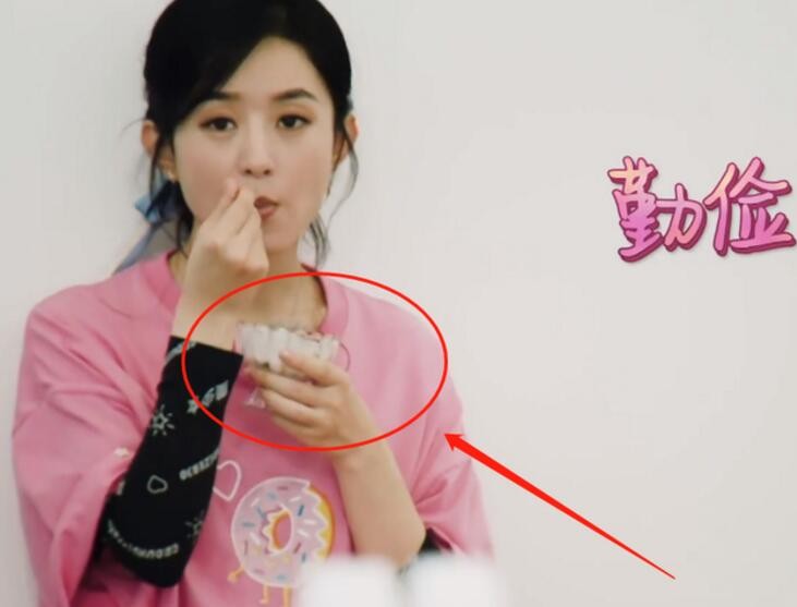赵丽颖吃烂桃子
