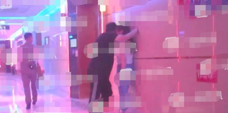 王岳伦与女子亲密