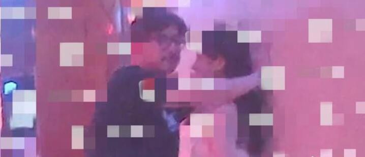 王岳伦与女子亲密