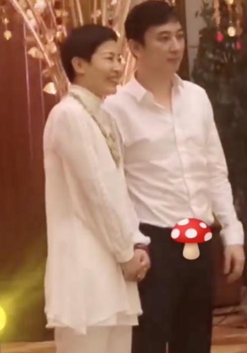 王思聪遭大妈求合影