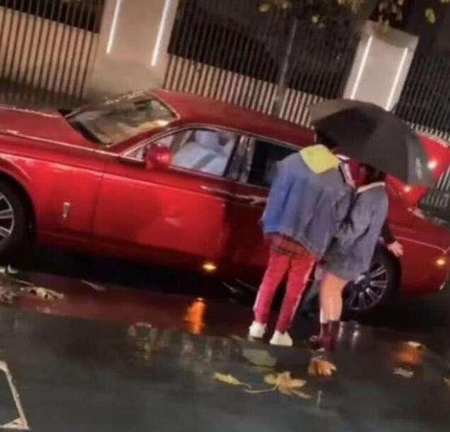 王思聪雨天约会