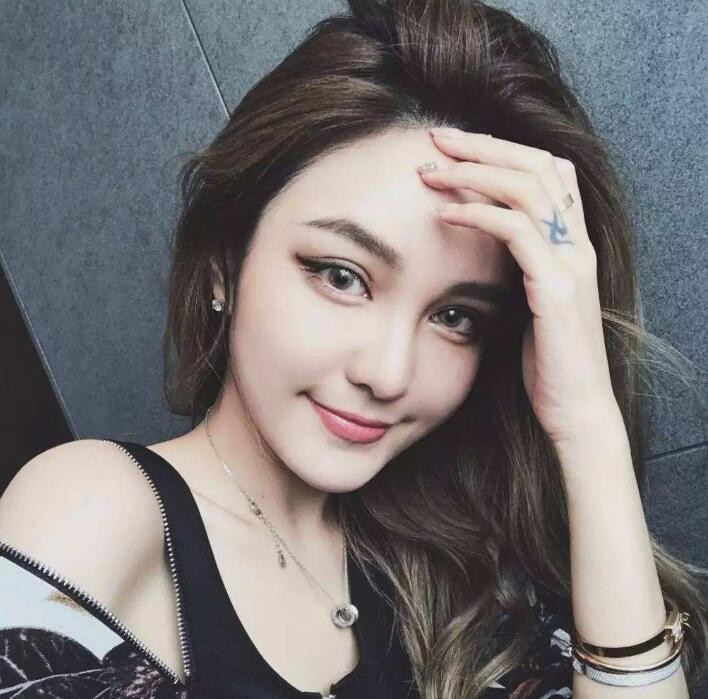周扬青照片