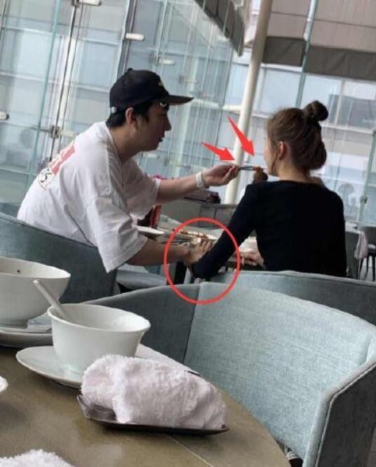 王思聪给新女友喂食