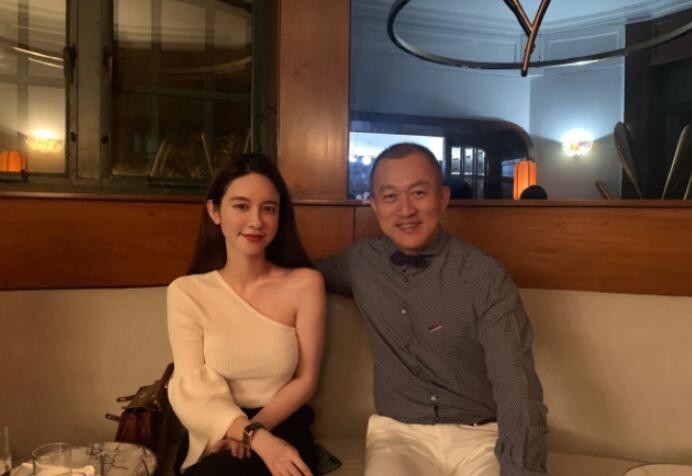 张大奕参加聚会晒照