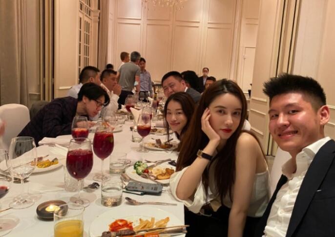 张大奕参加聚会晒照