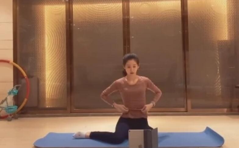 章泽天疯狂练腹肌