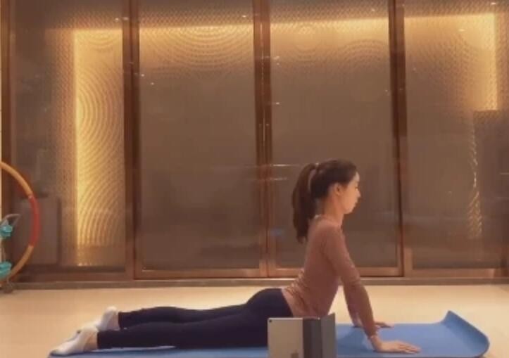 章泽天疯狂练腹肌