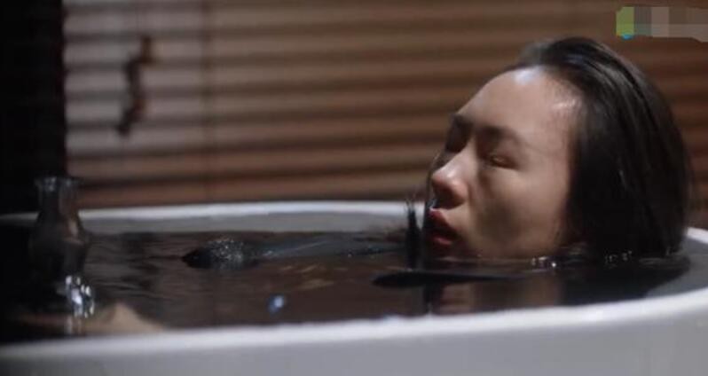 顾佳在浴缸里痛哭
