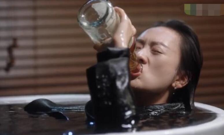 顾佳在浴缸里痛哭